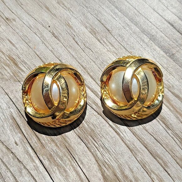 Vintage 1970s Chanel CC Gold Tone Clip Earrings w Faux Pearl, large round retro - Picture 1 of 14